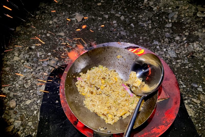 キャンプでチャーハン